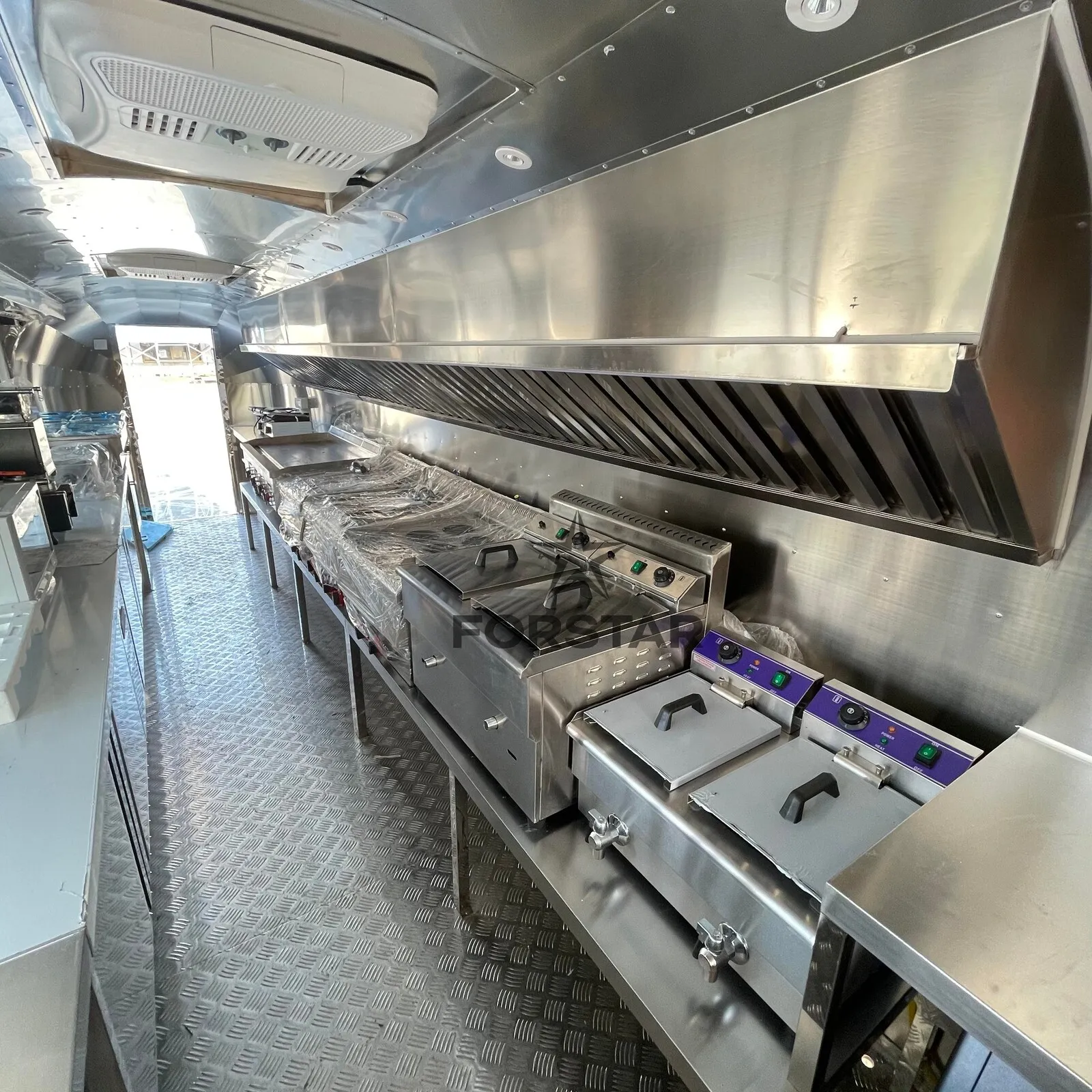 FS-D700 1 Door 23FT Tri-Axle Commercial Airstream Food Trailer interior