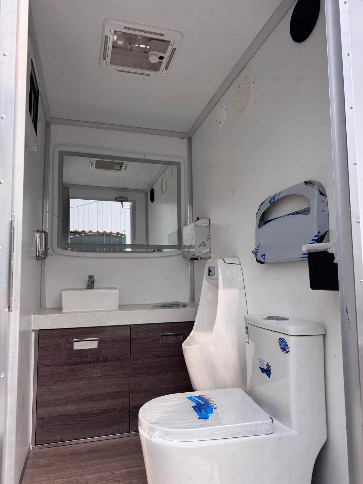 SK300C 2 Door 2 Station Restroom Trailer interior