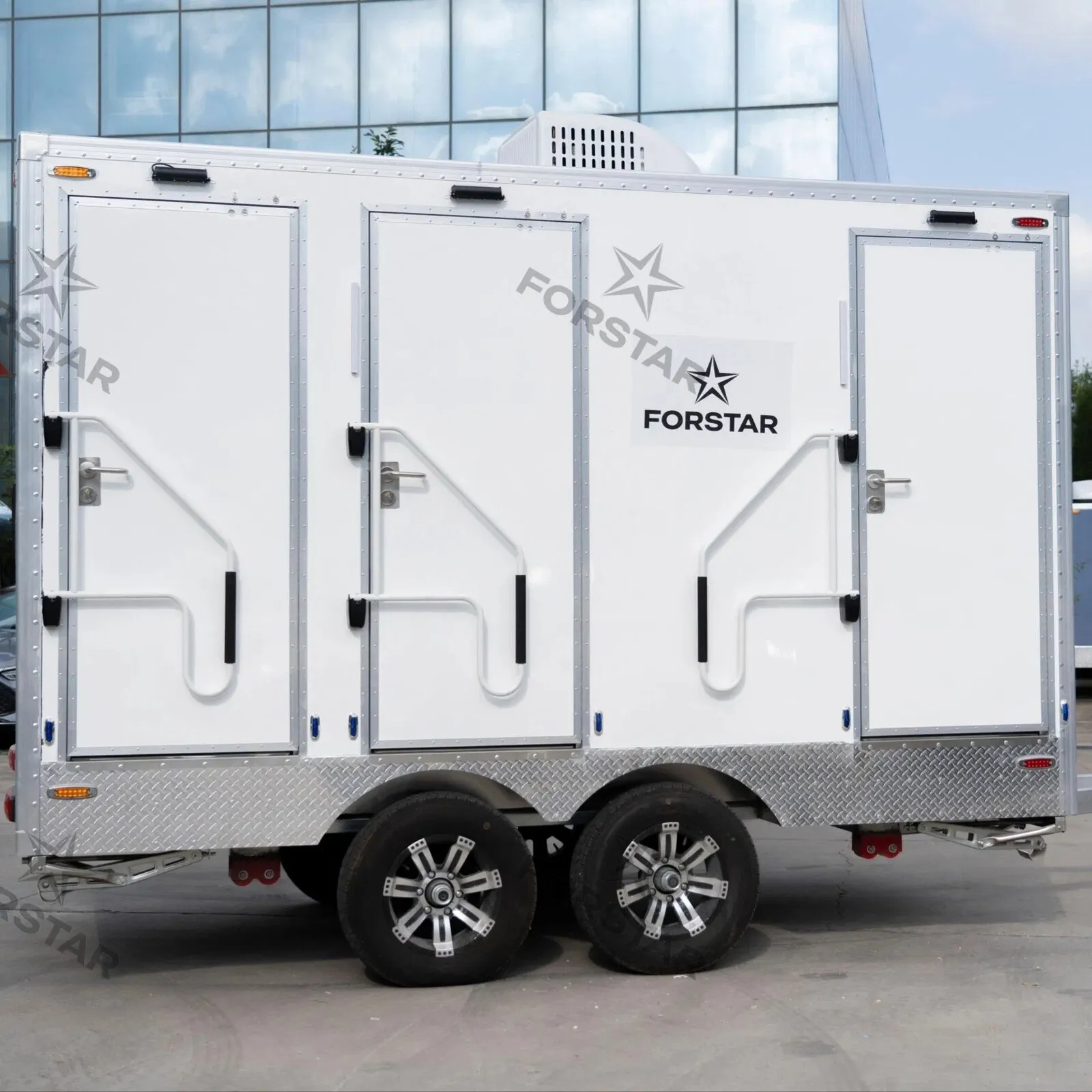 SK380C 3 Door 3 Station Restroom Trailer exterior