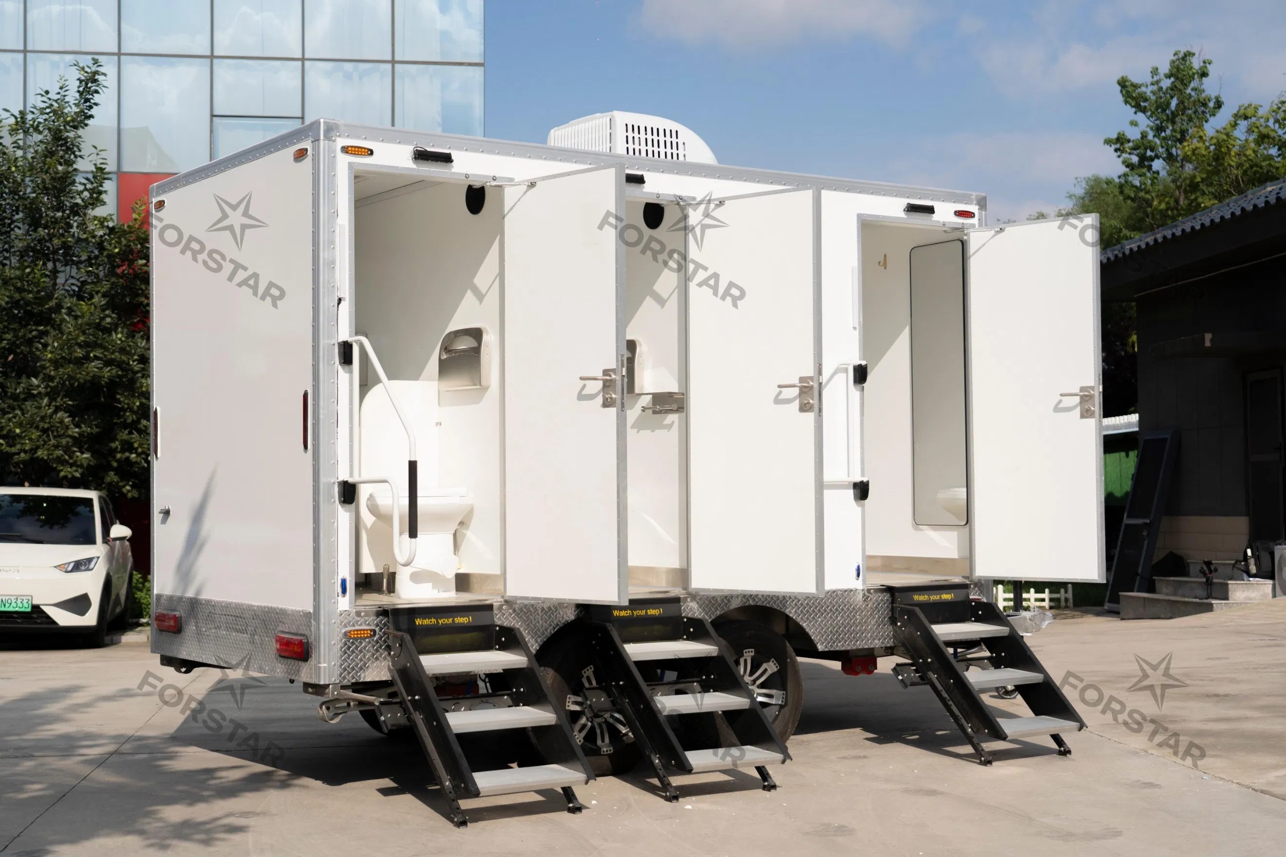 SK380C Luxury 3 Door 3 Station Restroom Trailer exterior