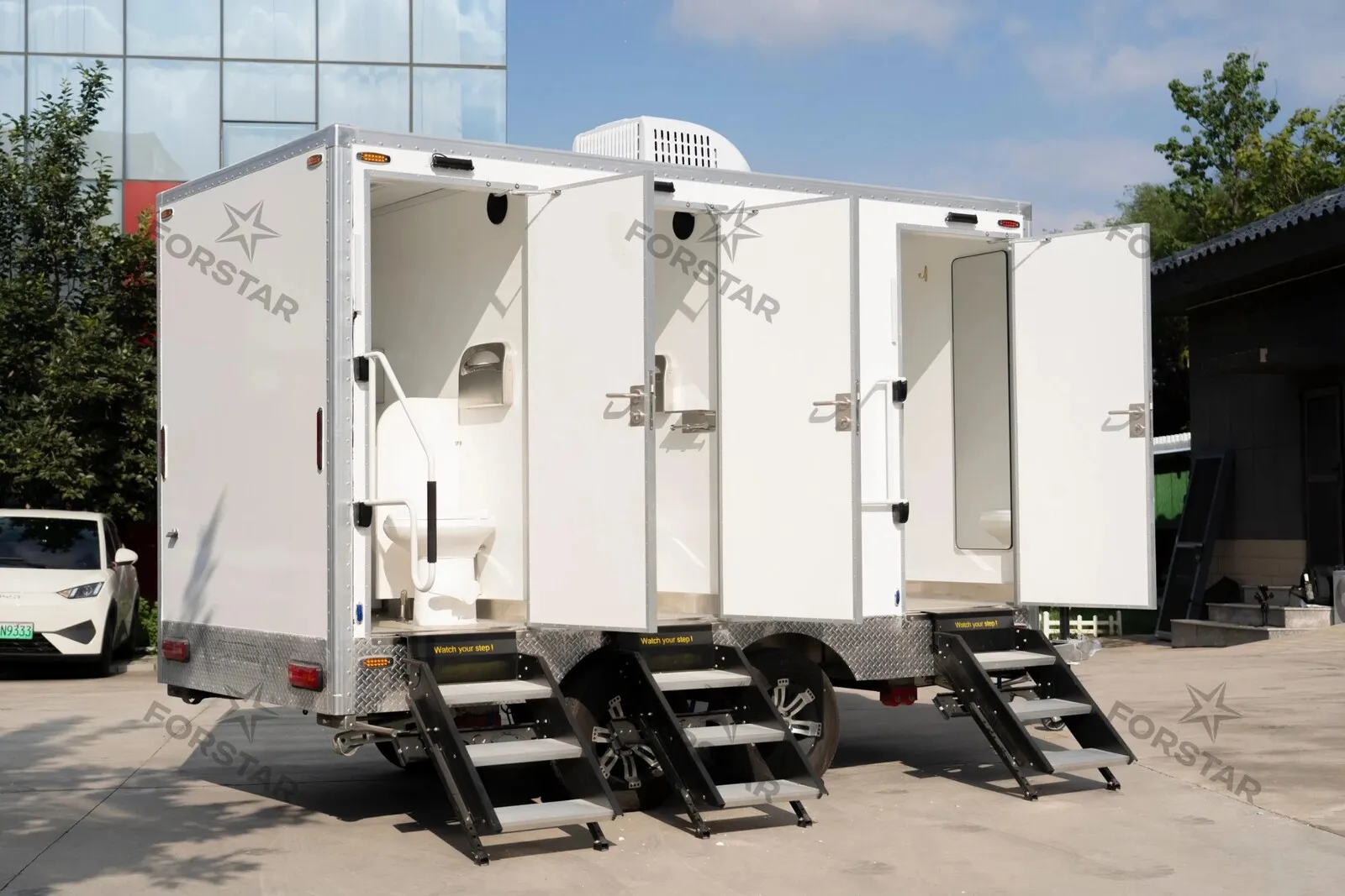 SK380C Luxury 3 Door 3 Station Restroom Trailer exterior