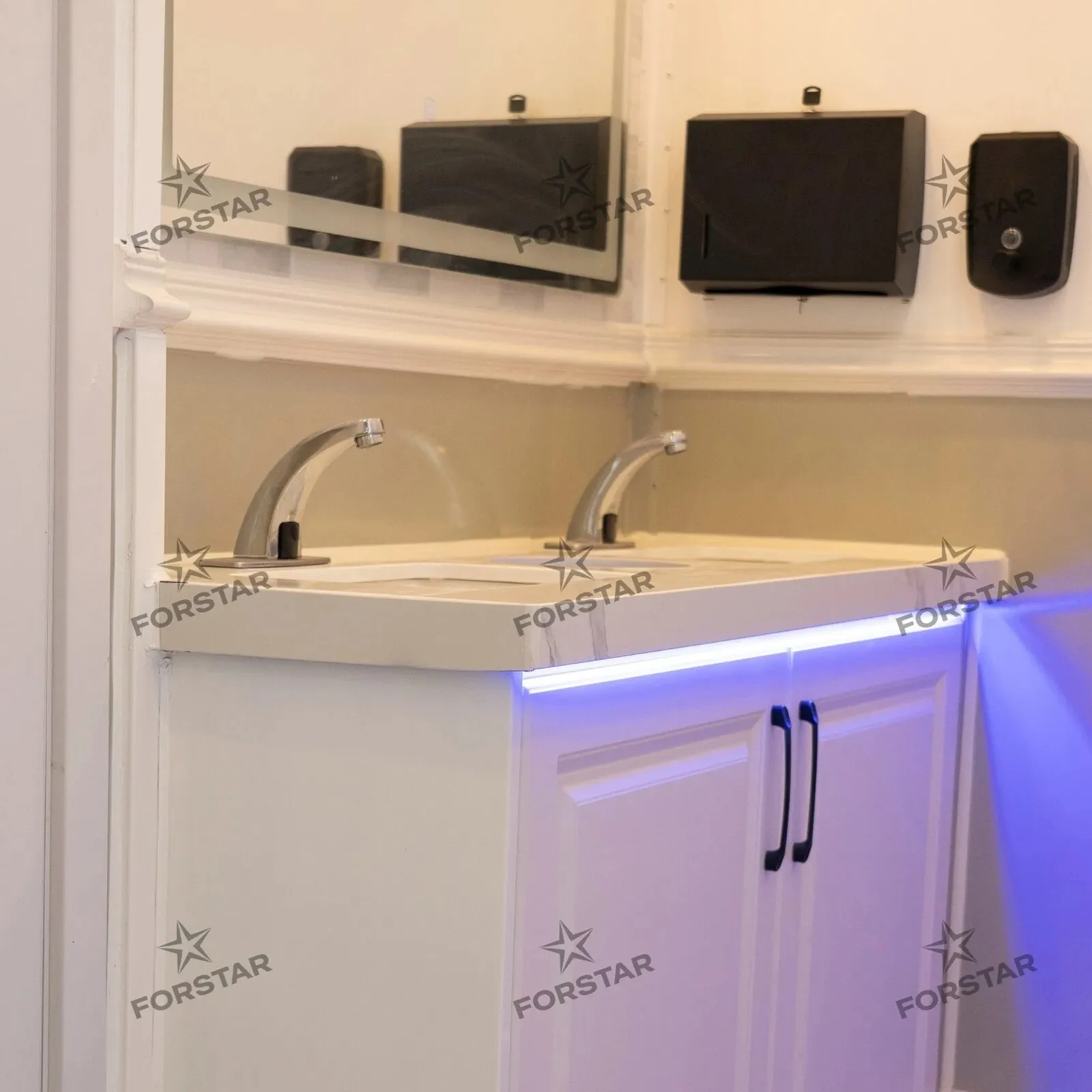 SK520C 2 Door 5 Station Luxury Restroom Trailer interior