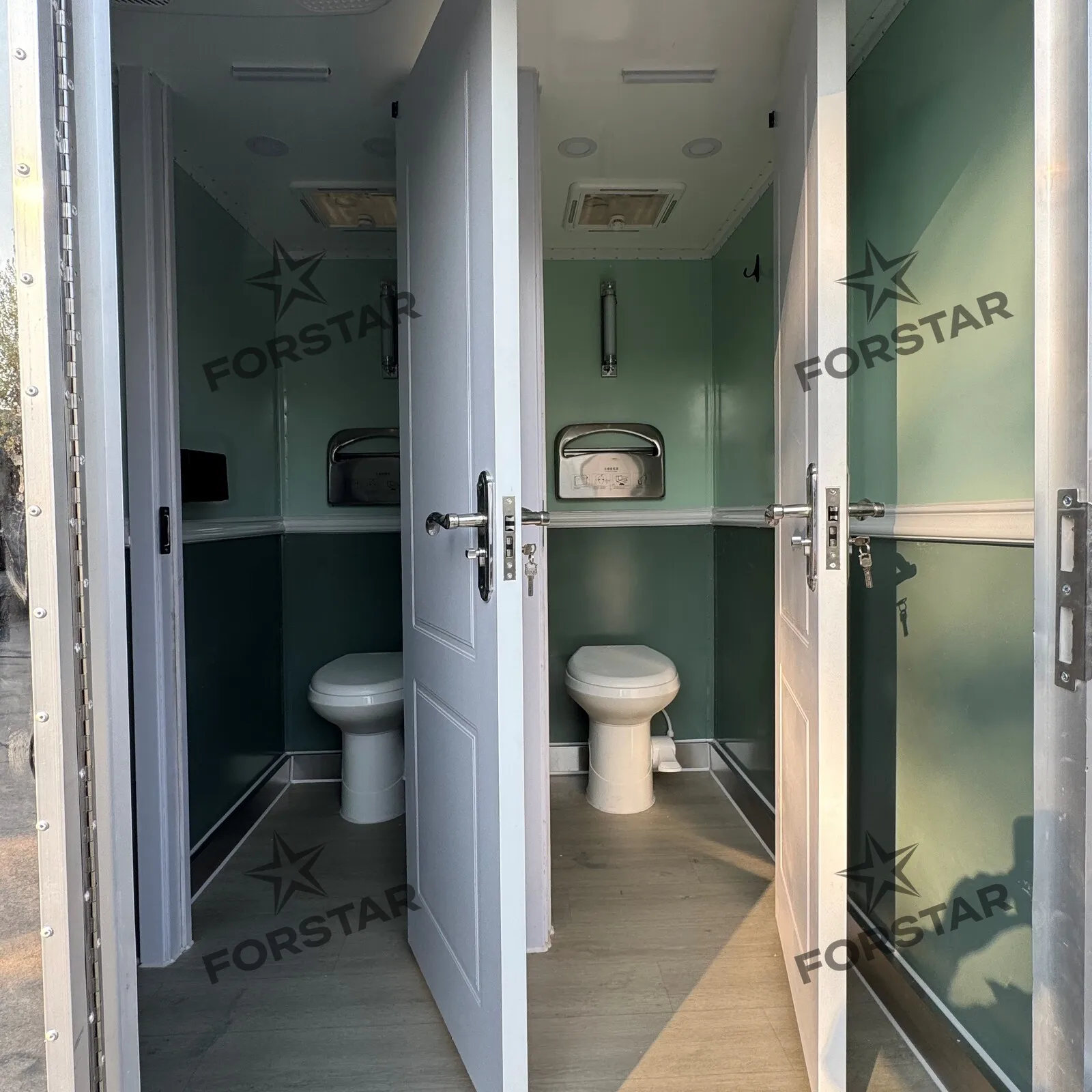 SK580 Sage Luxury 2 Door 6 Station Restroom Trailer gallery image 8