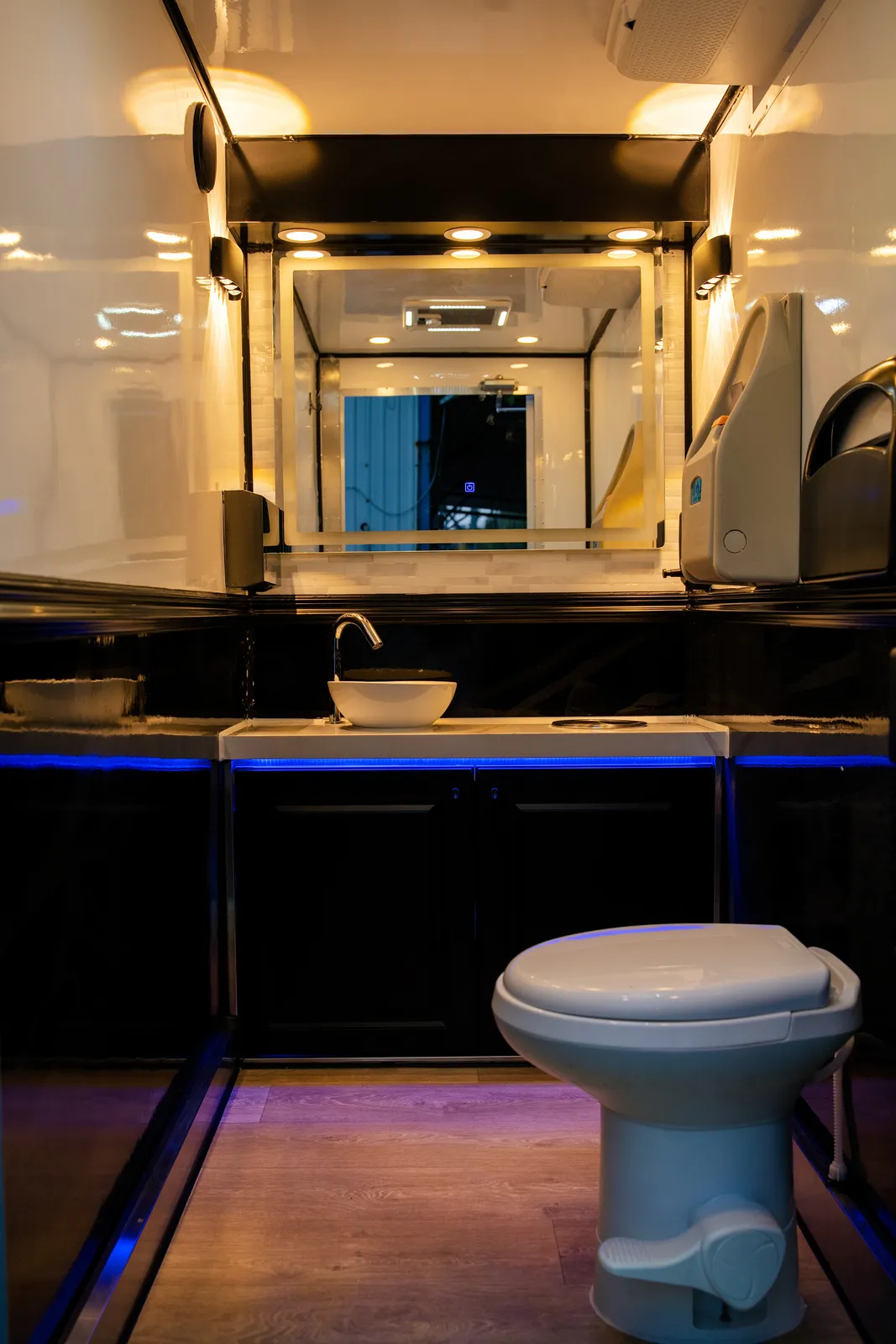 ST550 4 Door 5 Station Luxury Restroom Trailer gallery image 5