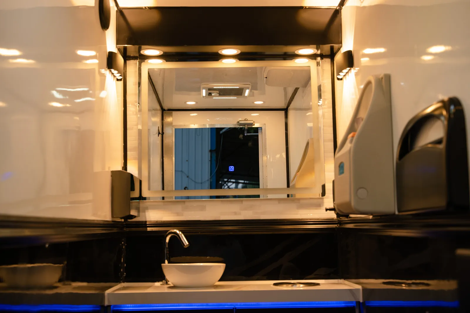 ST550 4 Door 5 Station Luxury Restroom Trailer interior
